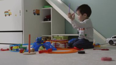 Çocuk oyuncak ile oyun müzik davul arka plan Childs'ın yatakta, kamera kaydırıcıyı çocuk odası halı üzerinde
