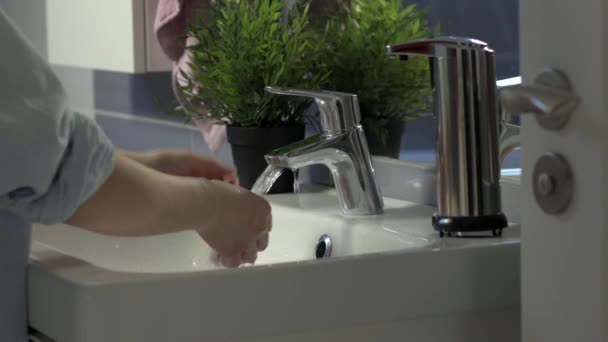 Jeune femme est hygiène nettoyage et lavage des mains avec du savon liquide le matin dans la salle de bain, caméra sur curseur — Video