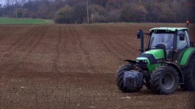 Nelahozeves, Çek Cumhuriyeti - buğday alanında çalışan 27.03.2019:Green traktör. Tarım ve çevre Avrupa Birliği'nde. Traktör yetiştirilmesi