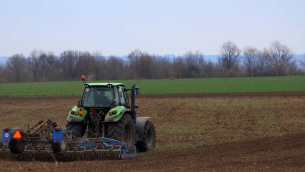 Nelahozeves, República Checa - 27.03.2019: Agricultura. O trator prepara o terreno para sementeira e cultivo na Europa. Agronomia, o conceito de agricultura . — Vídeo de Stock