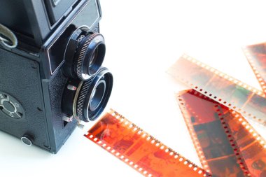 Negatifleri ve fotoğrafları olan eski fotoğraf makinesi.