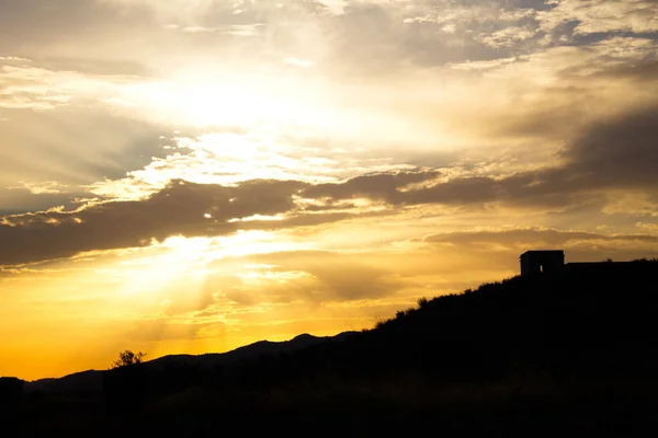 Crépuscule Spectaculaire Avec Soleil Caché Dans Les Nuages — Photo