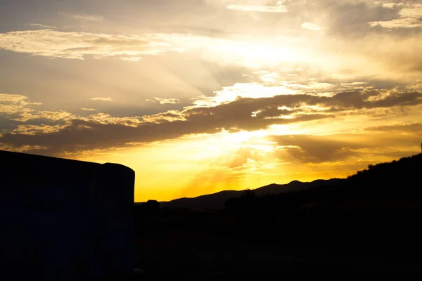 Crépuscule Spectaculaire Avec Soleil Caché Dans Les Nuages — Photo