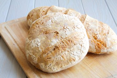 Tahtada taze pişmiş ekmek somunları