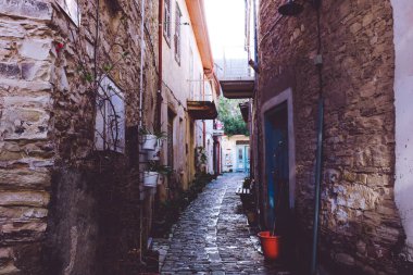 Lefkara Kıbrıs'ta dar sokak 
