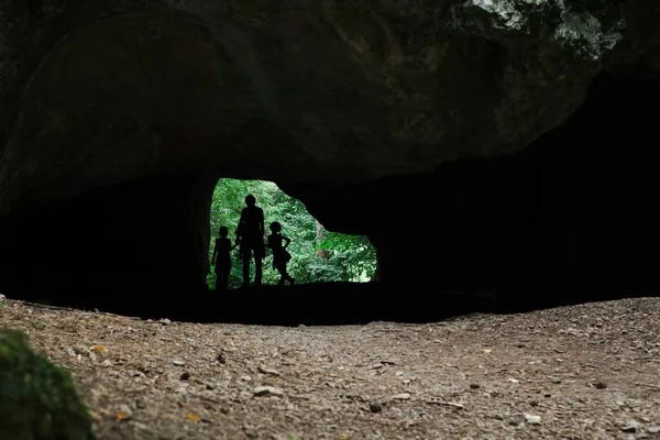 Mãe Com Duas Filhas Caverna Idade Pedra Escura Silhuetas São — Fotografia de Stock