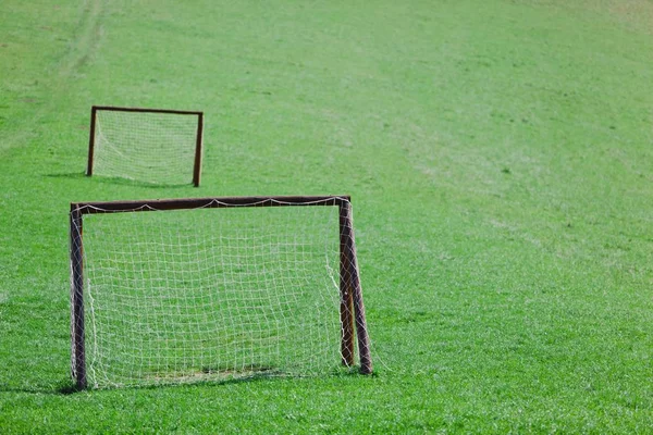 Amatör oyun alanı - iki gol ile yeşil çayır. — Stok fotoğraf