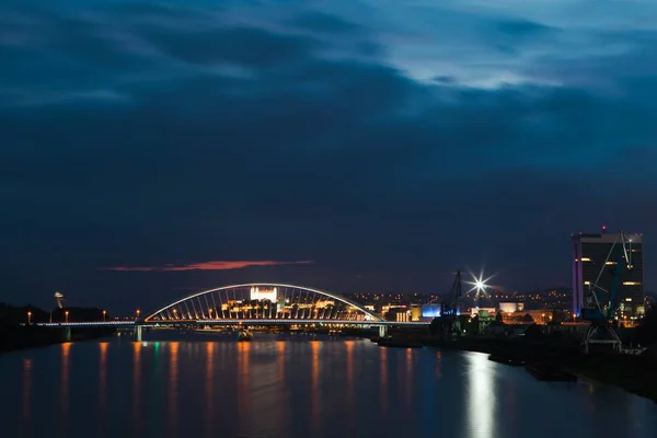 Noite Bratislava dominantes, castelo e pontes . — Fotografia de Stock