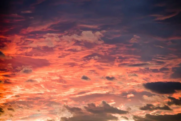 Coucher de soleil ciel arrière-plan avec des nuages ardents, couleurs orange et bleu . — Photo