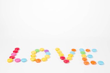 Renkli tatlı şekerler yapılan yazıt aşk.