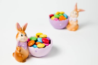 Doğu dekorasyon - Bunnies tam sepetleri ile.