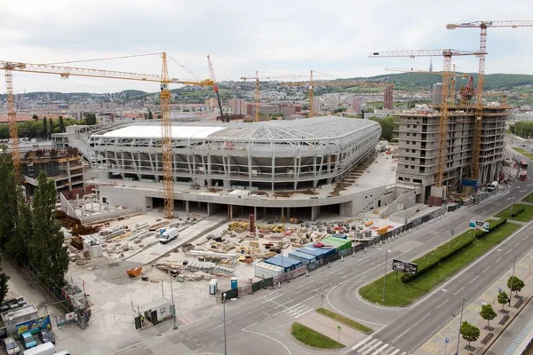 Bratislava, Slovakya - 1 Mayıs 2018 - yeni bir futbol stadyumu oluşturma. — Stok fotoğraf
