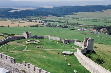 Slovakya - arka bahçe'Spisky Kalesi'nin kale Harabeleri.