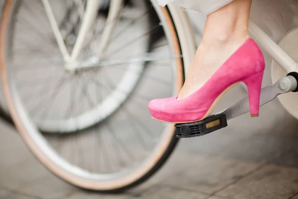 Purpurowo - różowe ślubne Buty na pedał rowerowy szczegółowo. — Zdjęcie stockowe