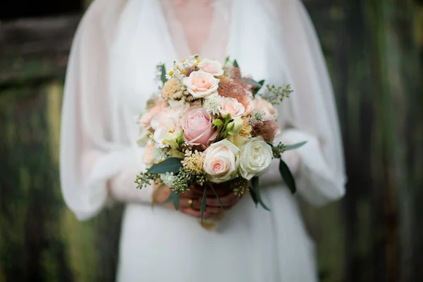 Details des Vintage-Straußes - rosa und weiße Rosen. — Stockfoto