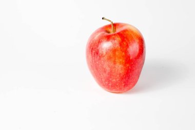 Sadece kırmızı elma büyüdükçe - yan görünüm.