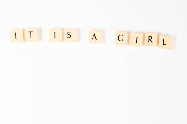 Kız - beyaz arka plan üzerinde yazıt.