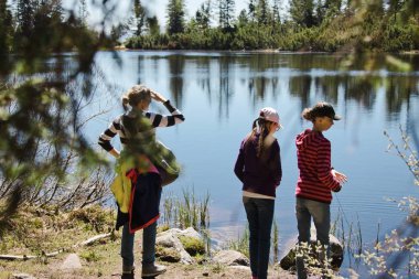 Dağ gölü yakınındaki bir geziye iki kızı annesiyle-boş zaman sahip.