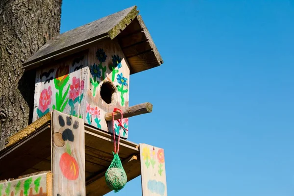 Cabina per uccelli decorata a mano - Luogo per nutrire gli uccelli durante il vento — Foto Stock