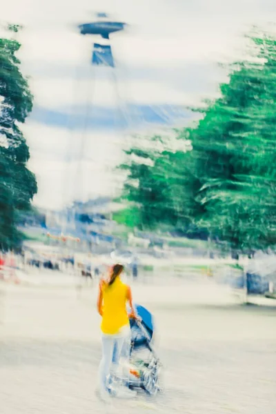 Матері в жовте плаття з перевезення ходьба у Братиславі - абстрактного експресіонізму імпресіонізму фотографії. — стокове фото