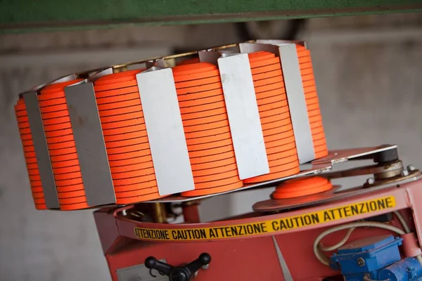 Argila Pigeon Thrower em Shotgun Range preenchido com alvos laranja - pires . — Fotografia de Stock