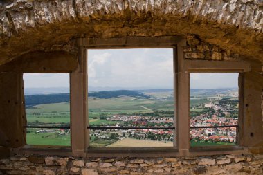 Podhradie Kalesi: Windows görünümü Slovakya Spisky Kalesi'nin kalıntıları.