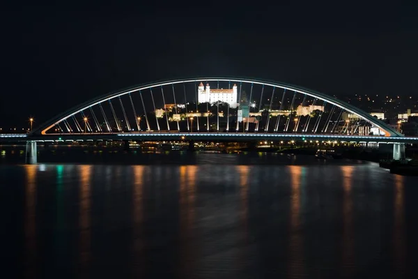 Noite Bratislava dominantes, castelo e ponte . — Fotografia de Stock