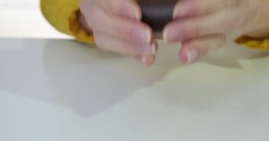 Çekici kadın deri Kupası beyaz beyaz masa üzerinde zar atma.