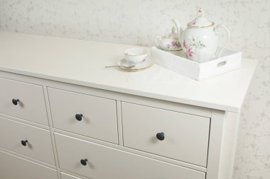 Beyaz çay servisi üzerinde beyaz tuvalet tepsi üzerinde kullanıma hazır.