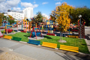 Yaz saati - Tilt shift objektif sırasında çocuksuz renkli Bahçesi