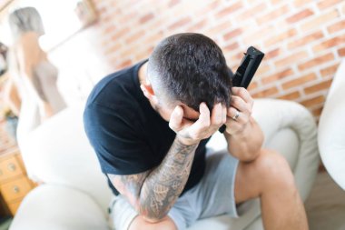 Mutsuz adam televizyon izlerken.