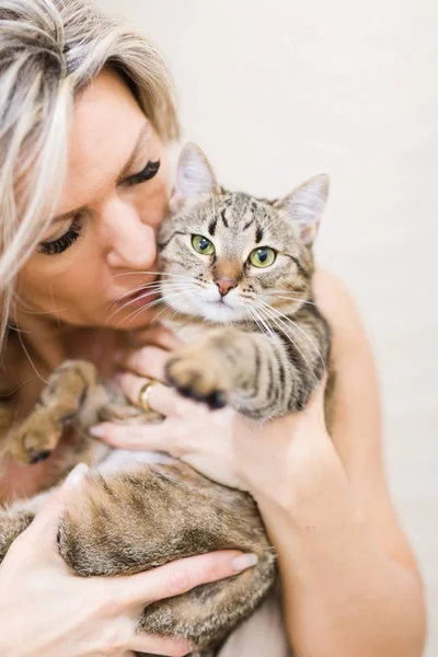 Mulher brincando com gato em casa - adorável animal de estimação — Fotografia de Stock