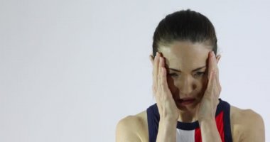 Üzüntü, endişe, umutsuzluk ya da depresyon duyguları gösterilen çekici kadın. Beden dili ve gesticulating