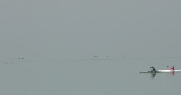 Каяк Каное Озері Сильні Телефотознімки Великій Відстані Викривленням Явища Атмосфери — стокове відео