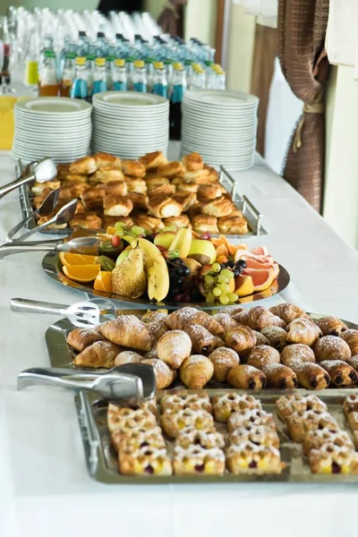 Table de pause café sur gâteaux de séminaire, fruits, boissons . — Photo