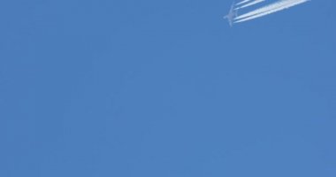 Uçak yakın kadar yüksek uçan yolcu uçağı ile çapraz contrails gökyüzünde. Yolcu uçağının