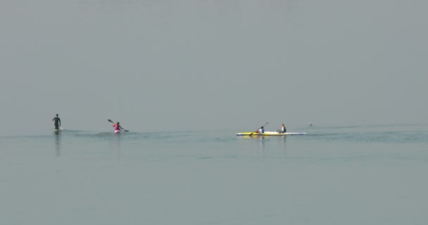 Tiga Kayak Dan Kano Danau Rekaman Telephoto Yang Kuat Dari — Stok Video