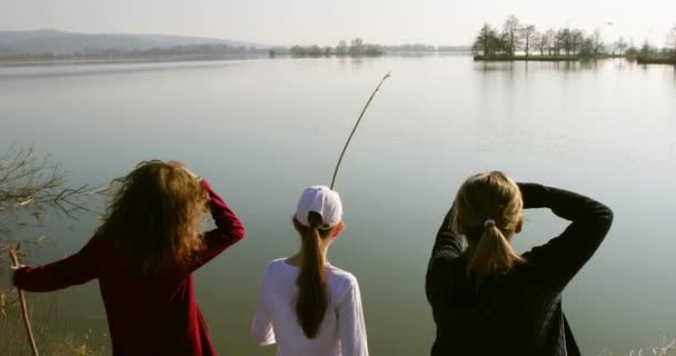 Familia Mirando Distancia Cerca Del Lago Madre Mostrando Con Mano — Vídeos de Stock