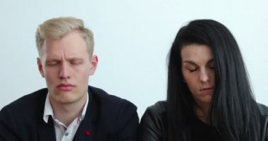 Çift kısa sürede, umutsuz duygulardan birkaç saniye - yakışıklı sarışın adam, güzel siyah saçlı kadın - mutlu sonunda mutluluğu için kriz çözer
