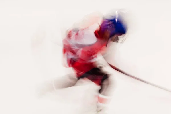 身穿红色礼服的曲棍球运动员和蓝色头盔的运动 — 图库照片