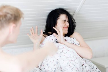 Kadın yatak odasında şiddet savunmak, adam yatakta kadın dayak.