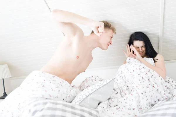 Marito andando a colpire moglie con pugno in camera da letto . — Foto Stock