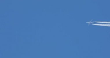 Ratnovce, Slovakya - 23 Mart 2019: Emirates uçak yüksek uçan yolcu uçağı contrails gökyüzünde - ticari uçak ile