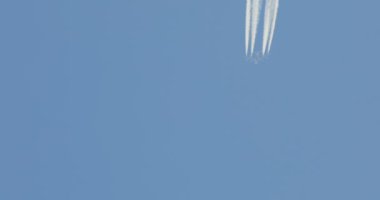 Ratnovce, Slovakya - 23 Mart 2019: Emirates uçak yüksek uçan yolcu uçağı contrails gökyüzünde - ticari uçak ile