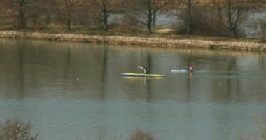 Kayık ve gölde Kano. Uzun mesafe atmosfer fenomen bozulma ile güçlü telefoto görüntüleri
