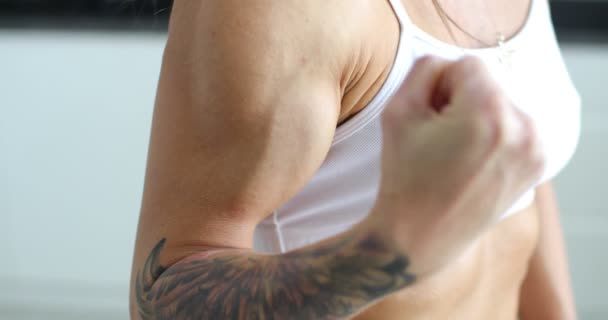 Blåögda Attraktiv Kvinna Med Träning Fitness Kropp Knuffande Hennes Muskler — Stockvideo
