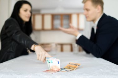 Çift mutfak masa üzerinde birlikte mali kriz çözme.