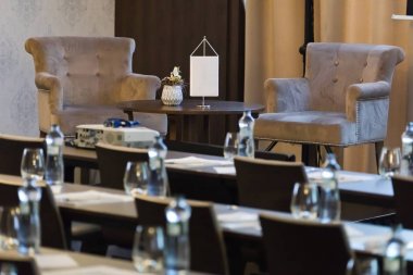 İki koltuk lüks konferans odasında hoparlör masası olmak