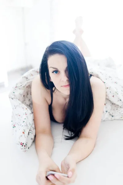 Czarne włosy seksowne kobieta leżąc na łóżko. — Zdjęcie stockowe