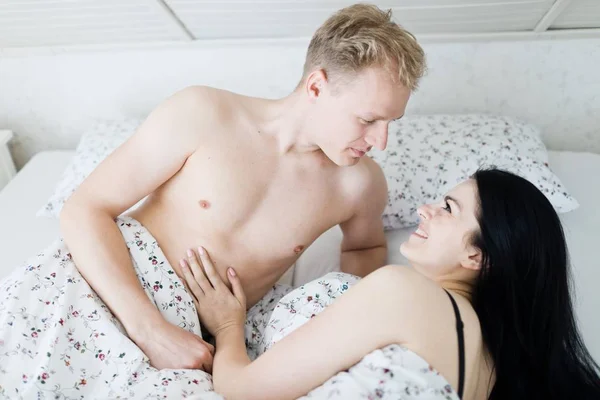 Jovem casal amoroso ter momentos íntimos no quarto . — Fotografia de Stock